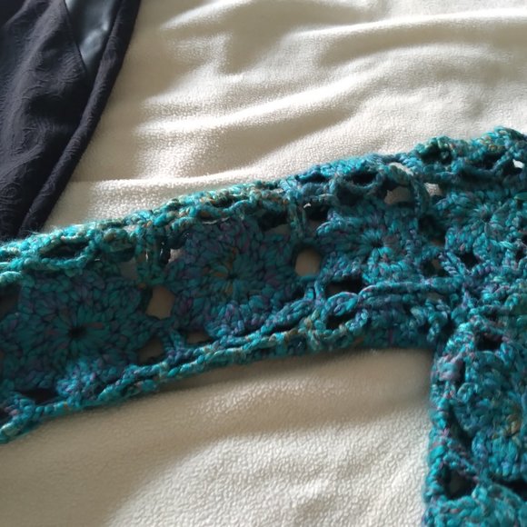 BEAUTIFUL BLUE GREEN SWEATER WITH TASSEL TIE AND HOOK CLOSURES - Picture 3 of 6